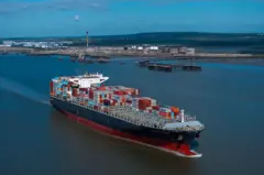 होर्मुझमध्ये तणाव वाढला: तीन मालवाहू जहाजांवर हल्ला, इराणने दोन जहाजे ताब्यात घेतली