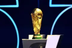 Le trophée de la Coupe du Monde de la FIFA est exposé lors du tirage au sort officiel de la Coupe du Monde de la FIFA 2026 au John F. Kennedy Center for the Performing Arts le 5 décembre 2025 à Washington, D.C.