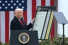 Donald Trump muestra un cartel con una lista de países y nuevos aranceles impuestos por su gobierno