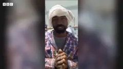 عبدالکریم درزاده در حال کار در کارگاه ساختمانی