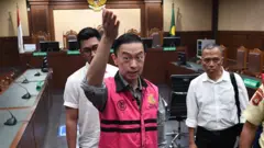 Mantan menteri perdagangan Tom Lembong menjalani persidangan