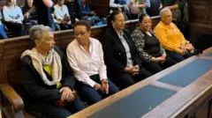 Cinco mulheres, Noëlle Verbeken, Marie-José Loshi, Monique Bitu Bingi, Léa Tavares Mujinga e Simone Ngalula, sentadas no tribunal