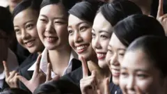 Grupoesporte da sor temulheres japonesas sorrindo.