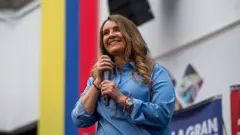 Paloma Valencia, de camisa azul, em fotografia de fevereiro de 2026