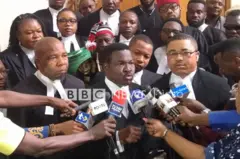 M﻿ike Ozekhome, onyeisi ndị ọkaiwu Nnamdị Kanu ka ọ na-agwa ndị ntaakụkọ ihe mere n'ụlọikpe 