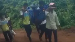 झोळीतून नेताना महिलेचा मृत्यूचा 