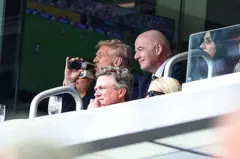 Donald Trump disfruta de una Coca-Cola light al lado del presidente de la Fifa, Gianni Infantino