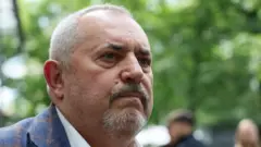 Boris Nadeždin u sakou ispod kojeg viri bela košulja