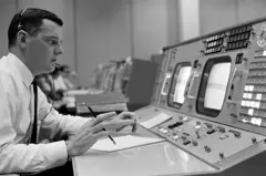 Glynn Lunney, futuro supervisor do programa de ônibus espaciais da Nasa, no seu console do centro de controle de missões da Nasa