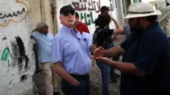 Vargas Llosa durante uma visita em 2010 à zona árabe de Jerusalém para documentar a situação dos palestinos vivendo sob a ocupação israelense.