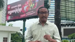 ရန်ကုန်မြို့မှာ ဘီဘီစီသတင်းထောက် ကိုမောင် သတင်းပေးပို့နေပုံ