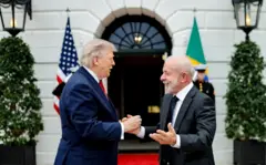 Trump e Lula se cumprimentam em frente à Casa Branca