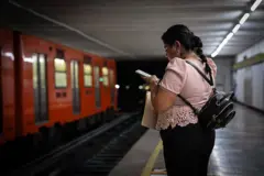 Una mujer en un andén del Metro de Ciudad de México