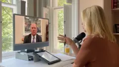 Katty Kay fala com Richad Haass pelo computador.