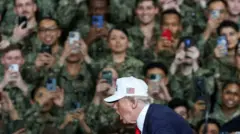 الرئيس الأمريكي دونالد ترامب خلال زيارته لقاعدة يوكوسوكا التابعة للبحرية الأمريكية في يوكوسوكا، اليابان، في 28 أكتوبر/تشرين الأول 2025.