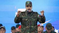 Президент Венесуэлы Николас Мадуро выступает во время военной церемонии, посвященной 200-летию вручения «Меча Перу» герою борьбы за независимость Венесуэлы Симону Боливару 25 ноября 2025 года в Каракасе