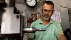 কাজ করছেন কারখানার শ্রমিক 