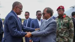 Pirezidantii naannoo Kibba Lixa Somaaliyaa fi Pirezidantii Somaaliyaa yeroo harka wal fuudhan