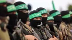 تقول حركة حماس إن العشرات من المسلحين المعارضين لها سلموا أنفسهم لوزارة الداخلية في غزة.