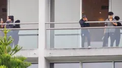 بازیکنان تیم ملی فوتبال زنان ایران از پنجره هتل دیده می شوند