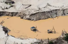 Operação ilegal de mineração na Amazônia no Peru