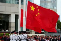 Cờ Trung Quốc và Hong Kong trong buổi lễ kỷ niệm Quốc khánh Trung Quốc tại  ngày 1 tháng 10 năm 2022