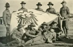 Soldados da Nova Zelândia seguram bandeira após capturar a Samoa Alemã