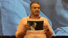 अजीत पवार के भतीजे और विधायक रोहित पवार ने इस हादसे पर कई सवाल उठाए हैं 