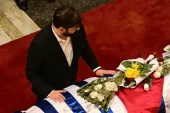 O presidente chileno Gabriel Boric em frente ao caixão de José Mujica.