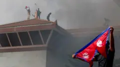 خشم معترضان در نپال پس از فیلترشدن شبکه‌های اجتماعی، شعله‌ور شد