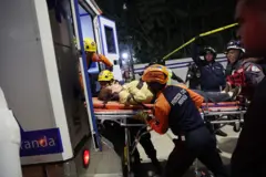 Los primeros en responder evacúan a una persona en ambulancia en un sitio de construcción dañado en Los Palos Grandes después de que un terremoto de magnitud 7.2 sacudiera Venezuela y otras regiones del Caribe el 24 de junio de 2026 en Caracas, Venezuela. (Foto de Edilzon Gamez/Getty Images)