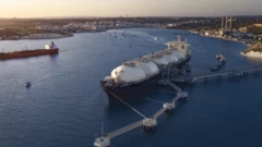 تصویری از یک کشتی با مخازن گاز