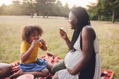 Femme enceinte qui mange 