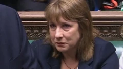 ریچل ریوز وزیر دارایی دولت بریتانیا اشک از چشمش سرازیر شده است