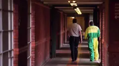 Заключенный и надзиратель в тюрьме для несовершеннолетних Feltham в Лондоне