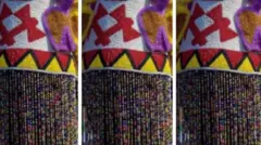 Adé ọba ilẹ̀ Yorùbá tó ní ìlẹ̀kẹ̀ níwájú, tó sì ni àwọ̀ pọ́pù, Pupa, funfun àti ofeefe. 