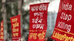 ঢাকায় মানববন্ধনে ভারত বিরোধী প্ল্যাকার্ড