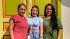 Vanessa Porras (à direita), ao lado de sua mãe e de sua irmã Angie