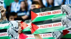 لافتات "فلسطين حرة" والكوفية الفلسطينية مع المشجعين في مباراة ريال سوسيداد وريال مايوركا في الدوري الإسباني