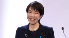 Санаэ Такаити, премьер-министр Японии и председатель Либерально-демократической партии (ЛДП), исполняет гимн партии во время ежегодного съезда партии в Токио, Япония, в воскресенье, 12 апреля 2026 года.