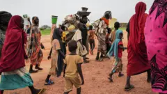 نساء سودانيات يحاولن الفرار من الحرب