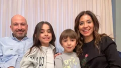 Yasemen Boncuk Tüzgiray, eşi Erhan Tüzgiray ve çocukları Defne ile Demir