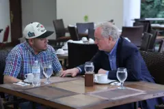 Kilmar Ábrego y el senador Chris Van Hollen en un encuentro en El Salvador
