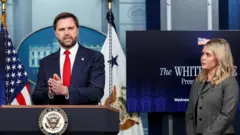የአሜሪካ ምክትል ፕሬዝዳንት ጄዲ ቫንስ  እና ፕሬስ ሴክሬታሪዋ ካሮላይን ሌቪት በዋይት ሀውስ ጋዜጣዊ መግለጫ ላይ