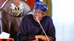 Aaré Bola Tinubu nibi eto ilu kan, o wọ aṣọ alawọ aro ati fila