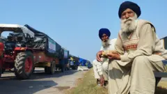 पंजाब हरियाणा की सीमा शंभू बॉर्डर पर बैठे किसान.