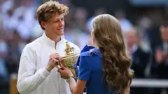 یانیک سینر اولین مرد ایتالیایی است که قهرمان رقابت‌های انفرادی ویمبلدون شده است و جام قهرمانی را از کیت میدلتون، همسر ولیعهد بریتانیا، گرفت