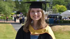 Ellie Waters-Barnes no dia de sua formatura na Universidade de Keele, em Staffordshire.