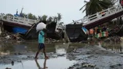  စစ်တွေမြို့အနီးက သဲချောင်းတံတား မုန်တိုင်း ကြောင့်ပျက်စီးသွားစဥ်