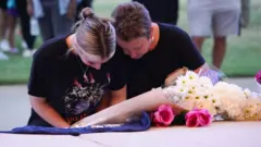 Homenaje a las víctimas del tiroteo.